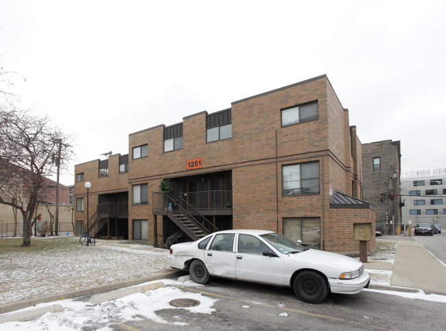 1261 N Cleveland Ave in Chicago, IL - Foto de edificio - Building Photo