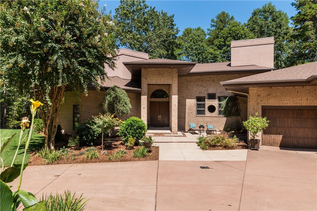 214 Shipmaster Dr in Salem, SC - Building Photo