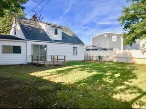 52 Corncrib Ln in Levittown, NY - Foto de edificio - Building Photo