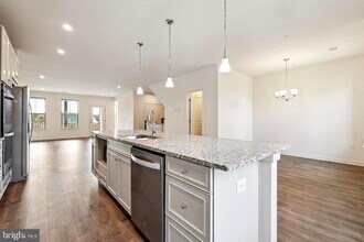 46007 Woodpecker Sq in Countryside, VA - Building Photo - Building Photo