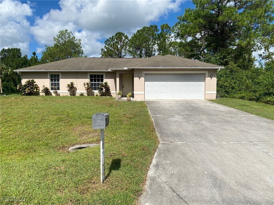 324 Malaree Ave S in Lehigh Acres, FL - Foto de edificio