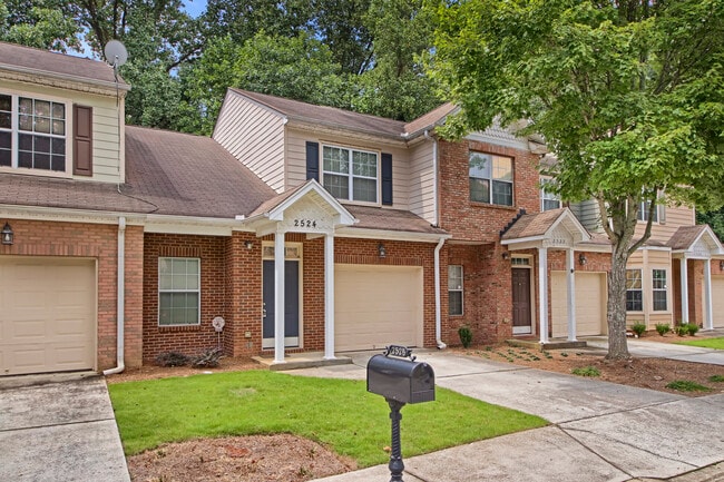 2524 Laurel Cir NW in Atlanta, GA - Building Photo - Building Photo