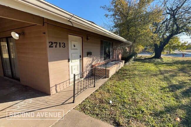 2713 S Carrier Pkwy in Grand Prairie, TX - Foto de edificio - Building Photo