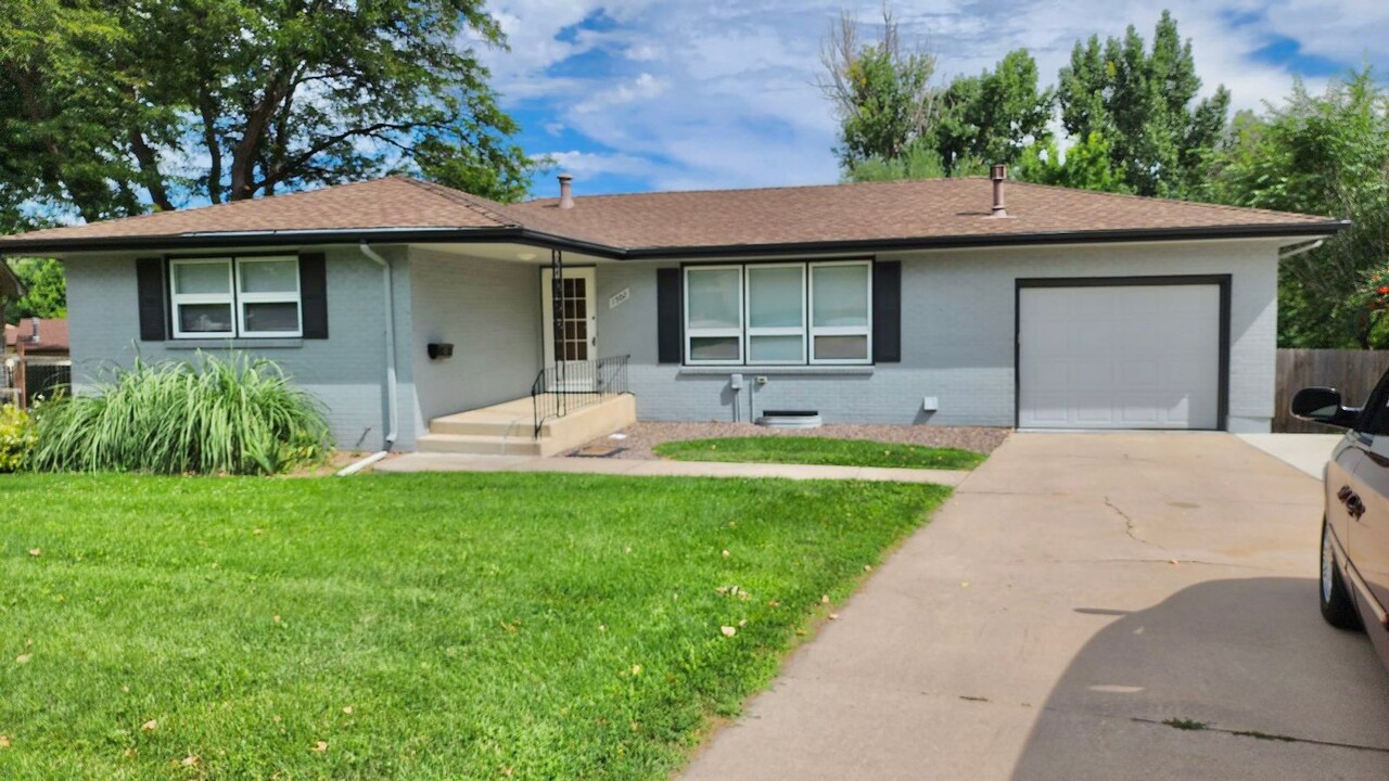 1502 Hilltop Dr in Loveland, CO - Building Photo
