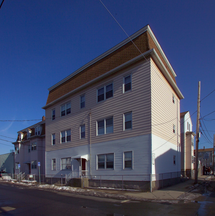 424-436 3rd St in Fall River, MA - Building Photo