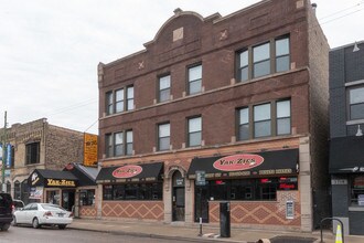3710 N Clark St, Unit 3712 2ndfloor in Chicago, IL - Building Photo - Building Photo