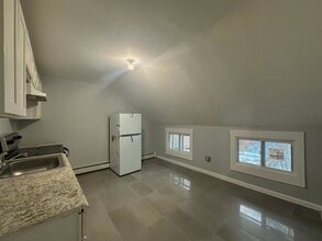 163 Chambers St, Unit 4 in Newburgh, NY - Building Photo - Building Photo