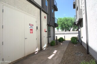 2090 S Dorsey Ln in Tempe, AZ - Foto de edificio - Building Photo