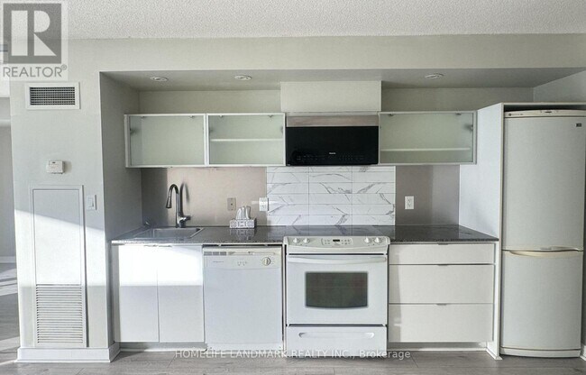 4K-114K Spadina Ave. in Toronto, ON - Building Photo - Building Photo