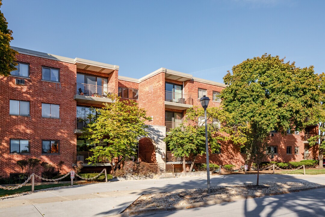Stonegate Terrace in Elmhurst, IL - Building Photo