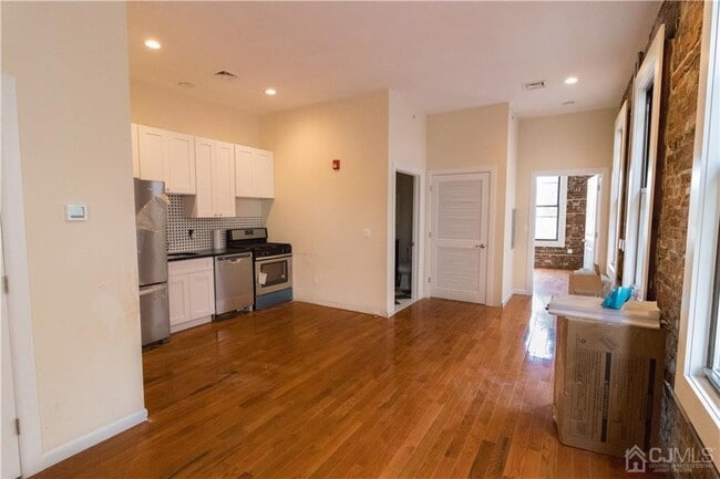 54 Main St, Unit A in Woodbridge, NJ - Foto de edificio - Building Photo