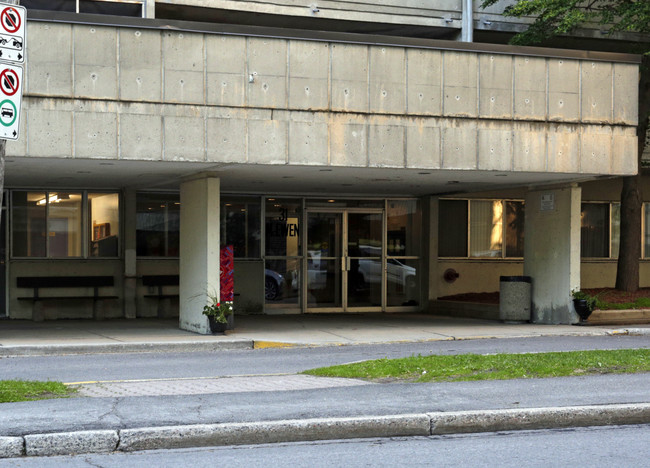 McEwen Towers Apartments in Ottawa, ON - Building Photo - Building Photo