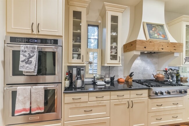 property at 2712 Ferndale St