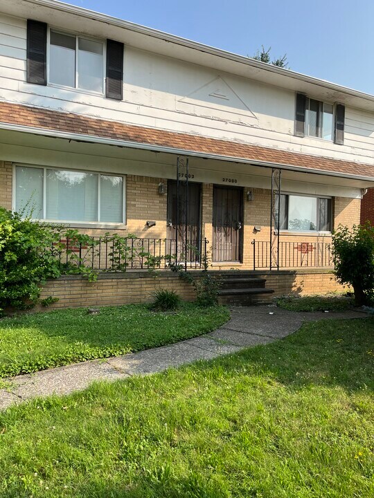 27000 Tungsten Rd in Euclid, OH - Foto de edificio