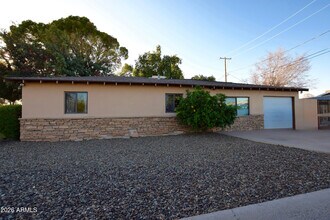 946 E Denton Ln in Phoenix, AZ - Building Photo - Building Photo