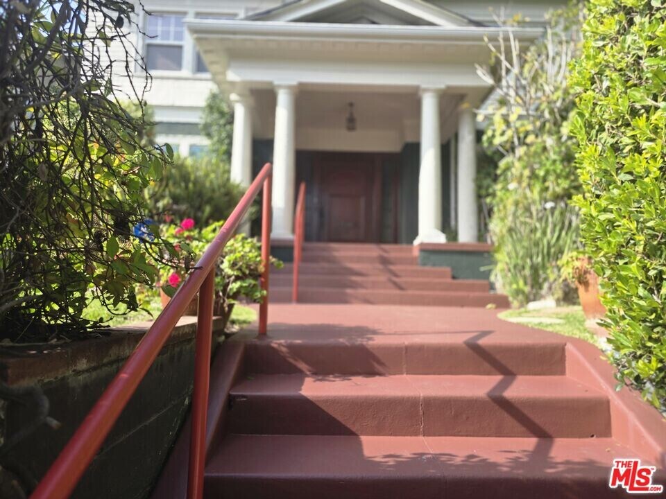 317 S Norton Ave in Los Angeles, CA - Building Photo