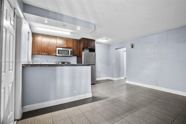 37 SW 14th St in Dania Beach, FL - Building Photo - Building Photo