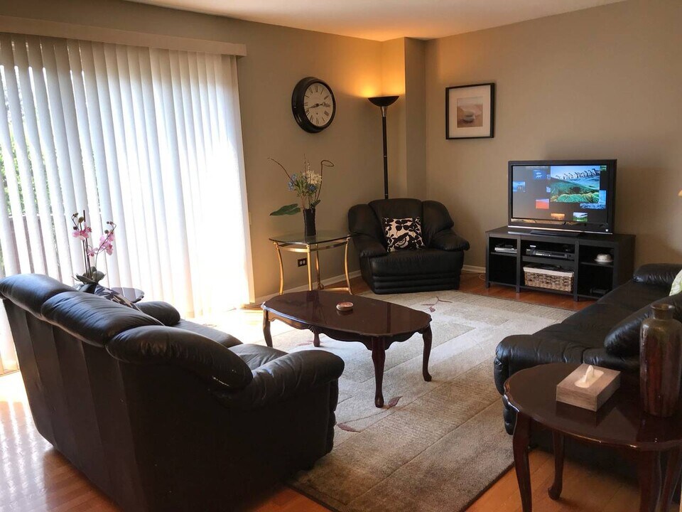 553 W Park Ave, Unit A in Libertyville, IL - Foto de edificio