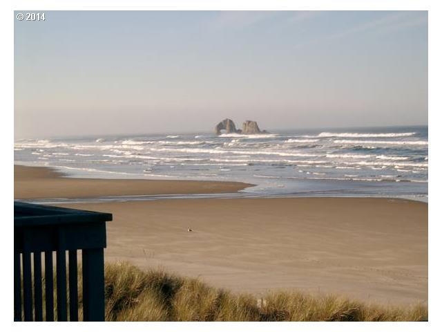 313 N Pacific St in Rockaway Beach, OR - Foto de edificio - Building Photo