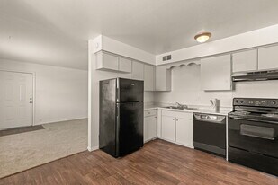 Crossings at Lakewood in Tulsa, OK - Building Photo