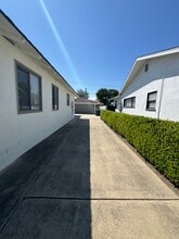 1324 E Madison Ave in Orange, CA - Foto de edificio - Building Photo