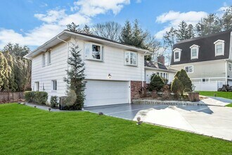 88 Knollwood Rd in Roslyn, NY - Foto de edificio - Building Photo