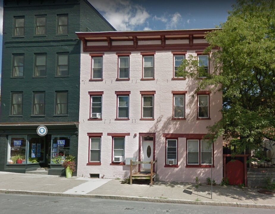 40 S Front St in Hudson, NY - Building Photo