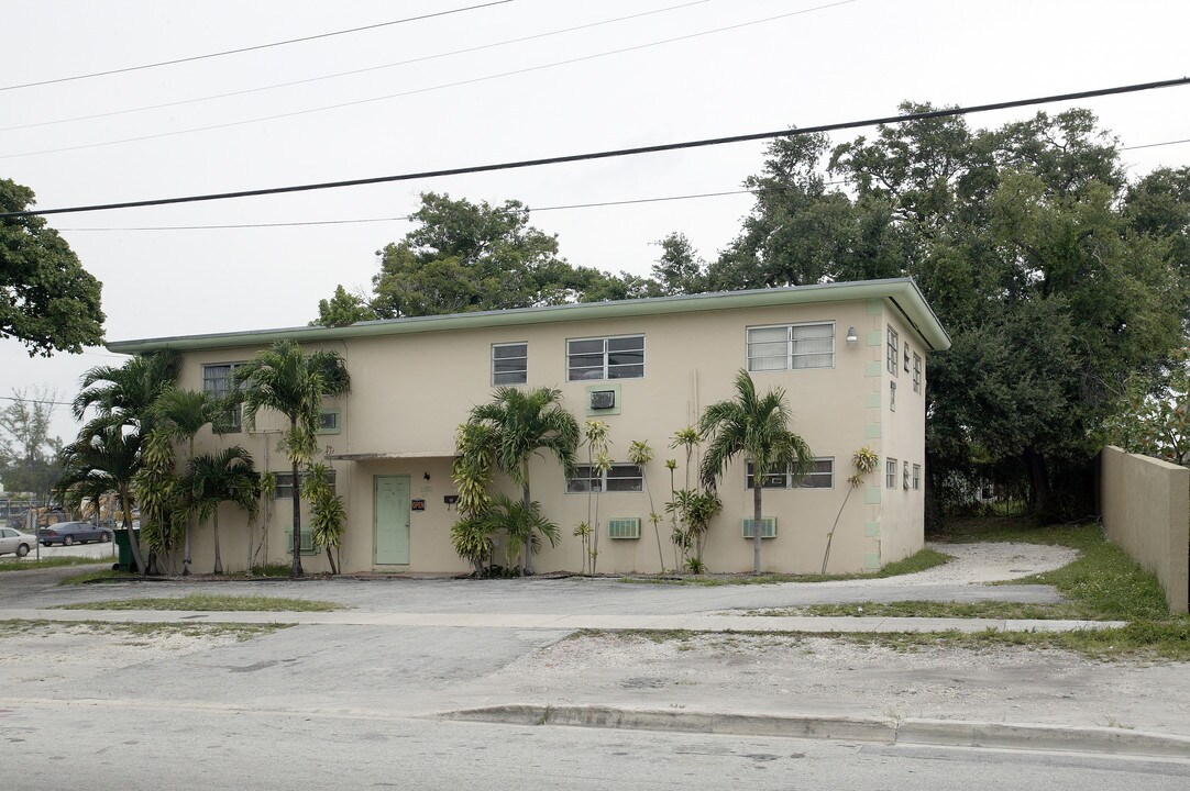 2711 NW 41st St in Miami, FL - Building Photo