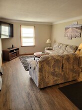 903 S Main St in River Falls, WI - Foto de edificio - Building Photo