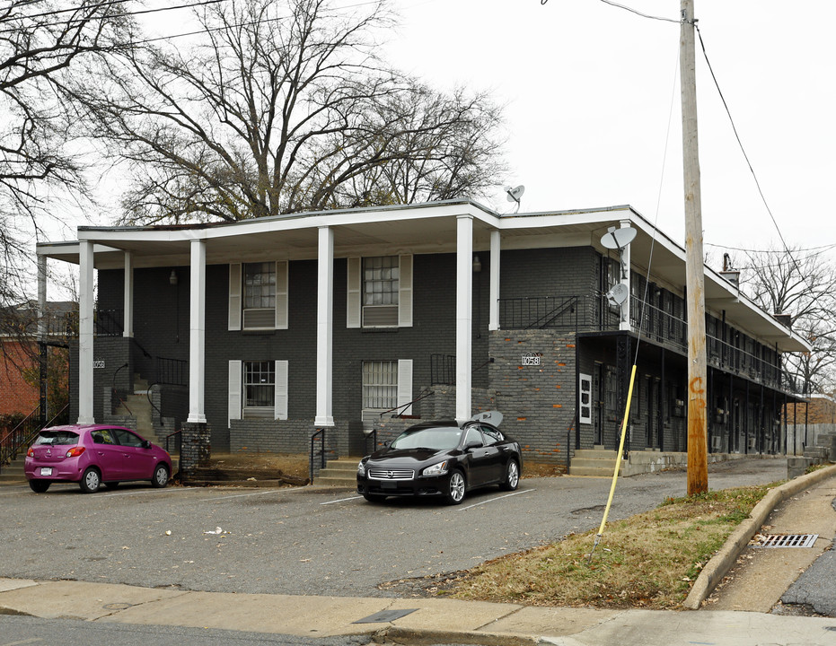 1056 Poplar Ave in Memphis, TN - Building Photo