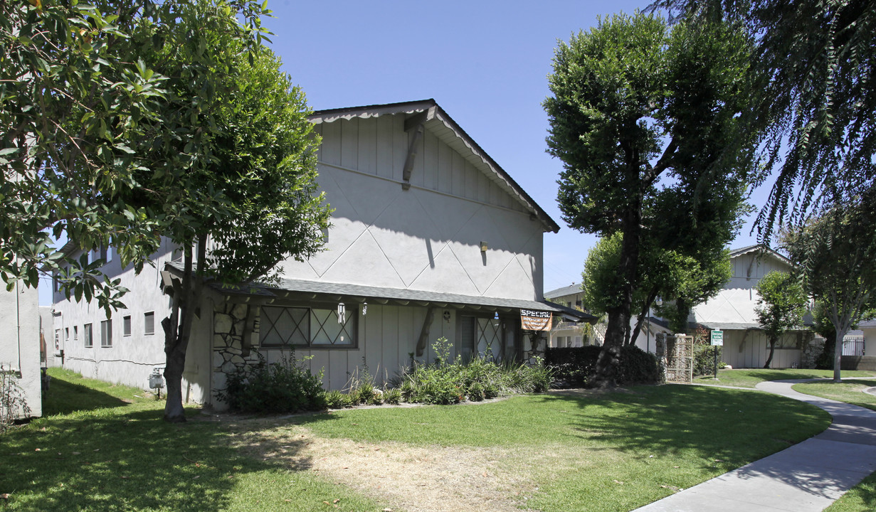 Glenmore Apartments in Anaheim, CA - Building Photo