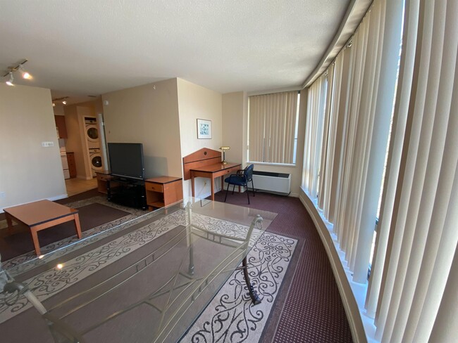 5911 Alderbridge Way in Richmond, BC - Building Photo - Building Photo