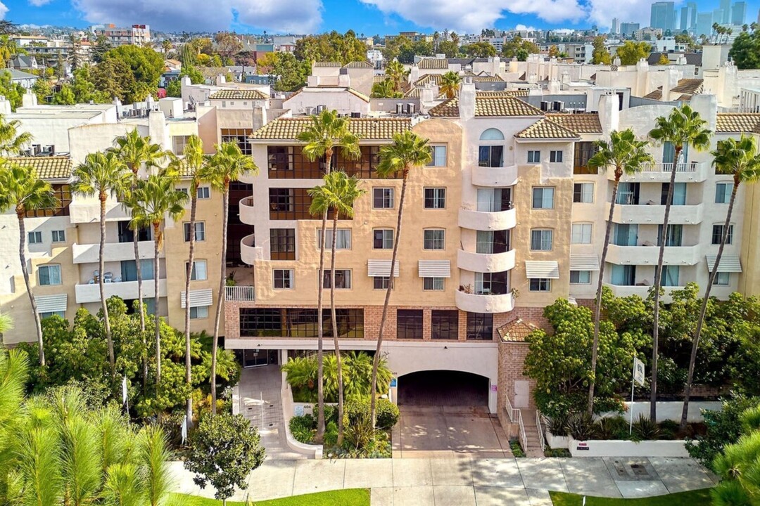 Villa Adobe Apartments in Los Angeles, CA - Building Photo