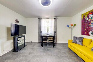 1760 NE 144th St in Miami, FL - Building Photo