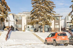 127 Huntington Park NW in Calgary, AB - Building Photo