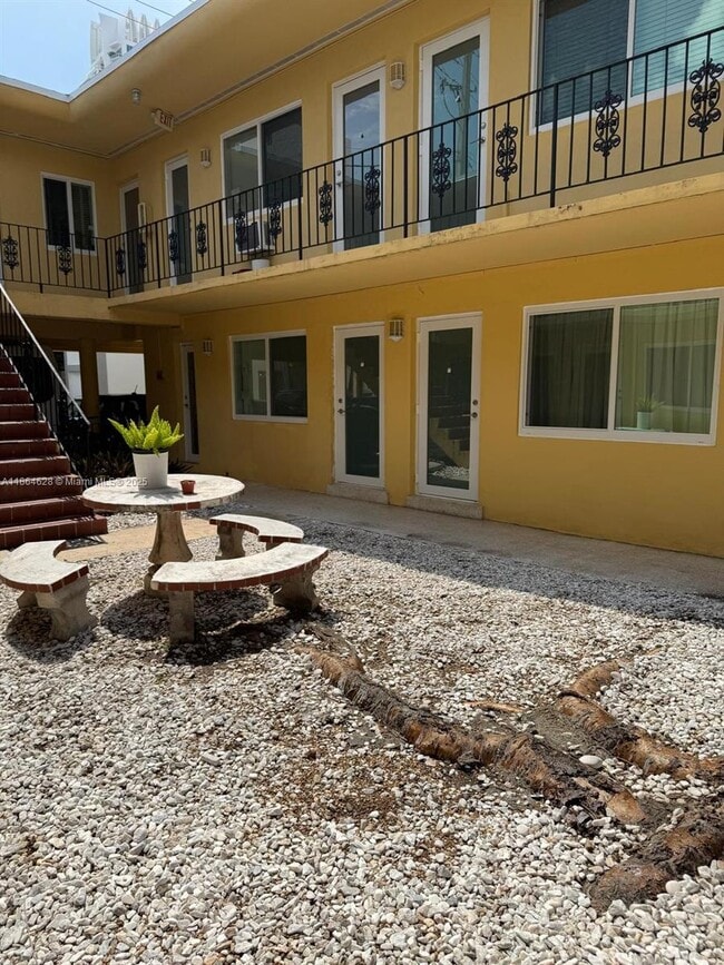 65 Washington Ave in Miami Beach, FL - Building Photo - Building Photo
