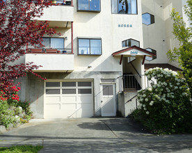 Arie Apartments in Seattle, WA - Building Photo - Building Photo