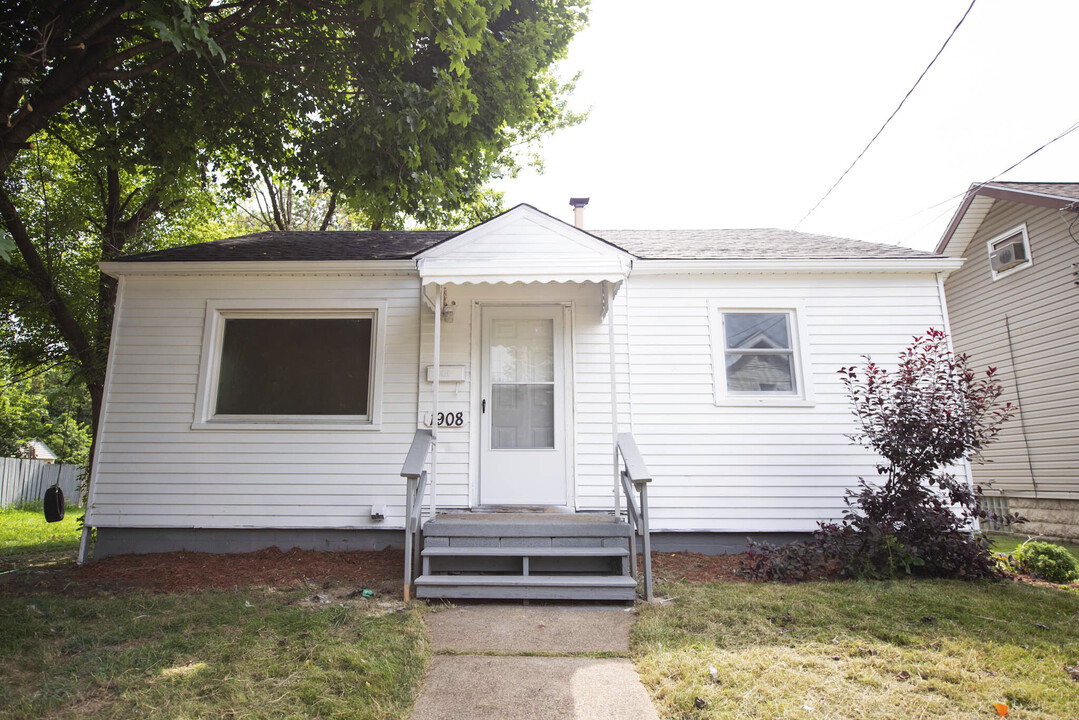 1908 Taft Ave NE in Canton, OH - Building Photo