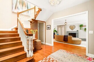 2000 N Hobart Blvd in Los Angeles, CA - Building Photo - Building Photo