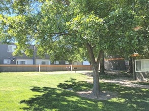 Sierra Park in North Highlands, CA - Foto de edificio - Building Photo