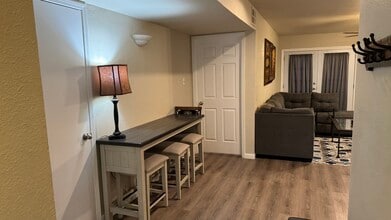 356 W Harwood Rd, Unit C in Hurst, TX - Foto de edificio - Building Photo