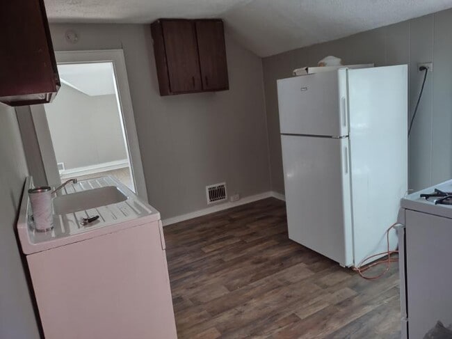 416 E Larwill St, Unit Front Triplex Apt 1 in Wooster, OH - Building Photo - Building Photo