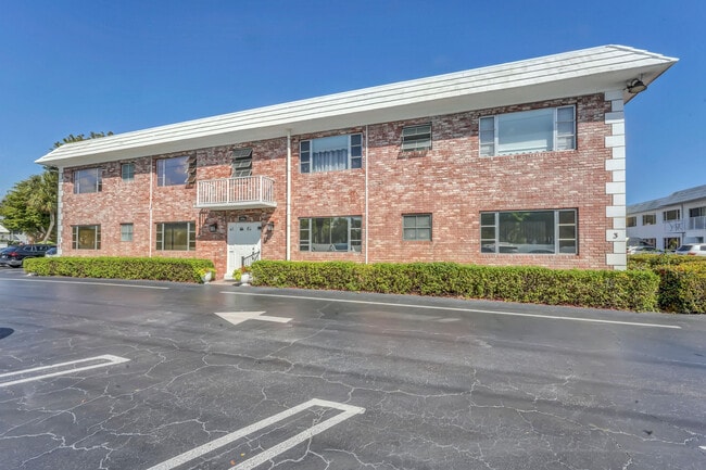 406 S Cypress Rd in Pompano Beach, FL - Building Photo - Building Photo