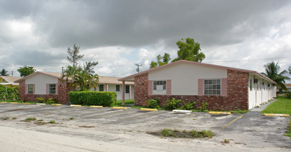 173-181 NW 42nd St in Oakland Park, FL - Building Photo - Building Photo