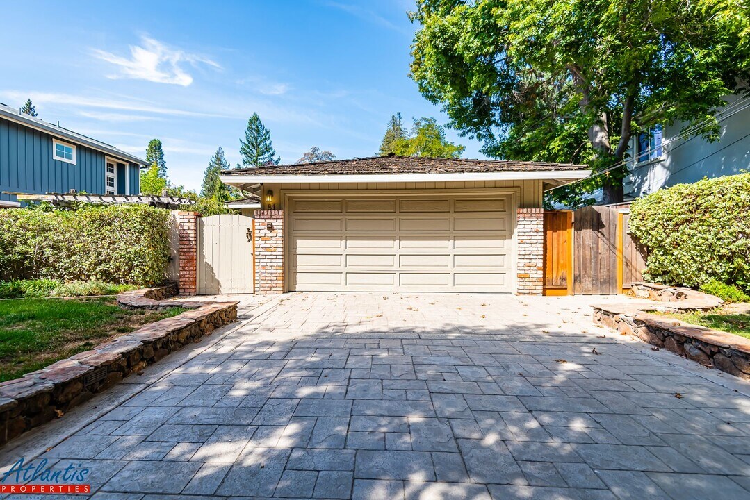 81 Walnut Ave in Atherton, CA - Building Photo