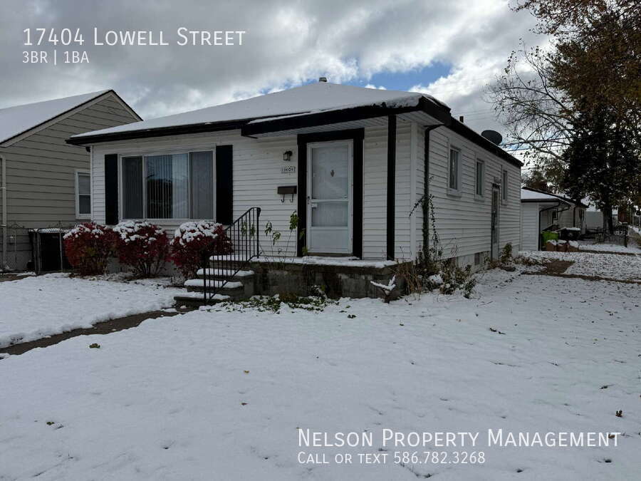 17404 Lowell St in Roseville, MI - Building Photo