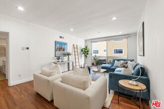 125 Montana Ave in Santa Monica, CA - Building Photo - Building Photo