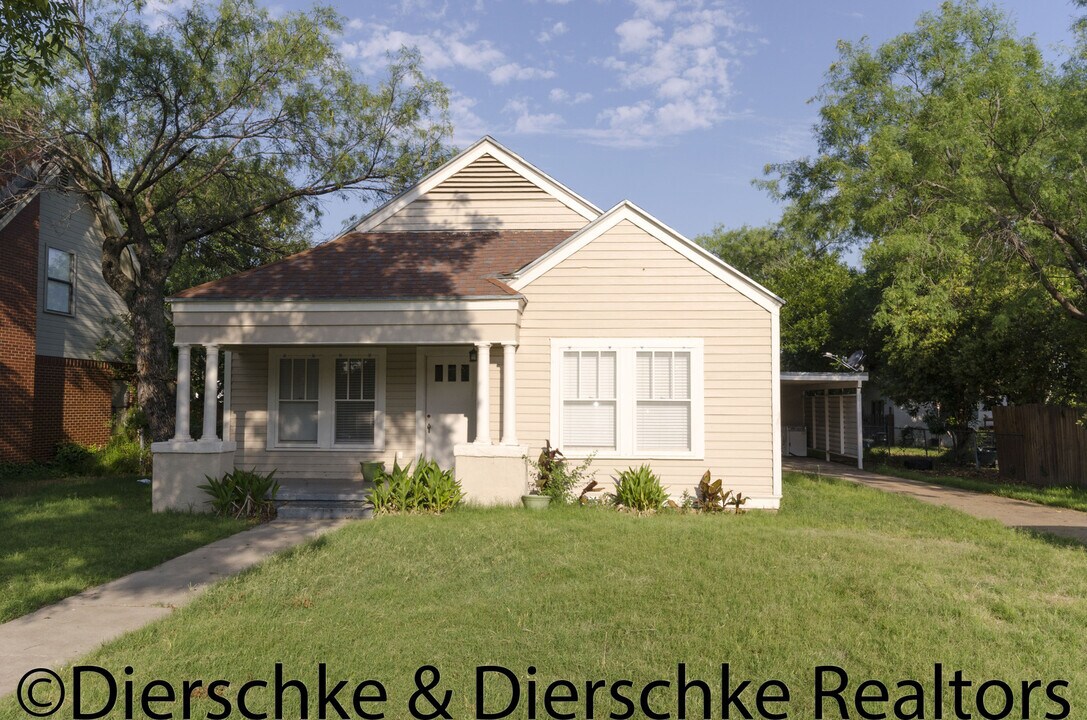 1007 Austin St in San Angelo, TX - Building Photo