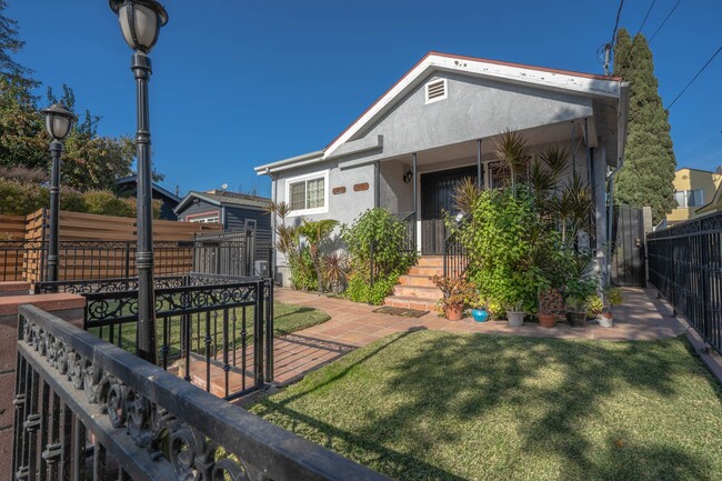 4215 Camero Ave in Los Angeles, CA - Foto de edificio - Building Photo