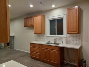 6827 NE Glisan St in Portland, OR - Building Photo - Building Photo